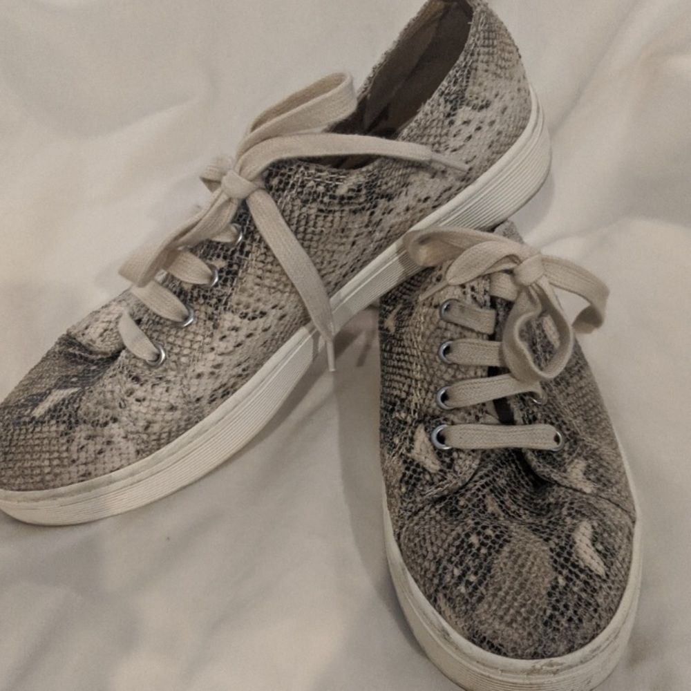 Snakeskin 🐍 lace up sneakers by Sofft